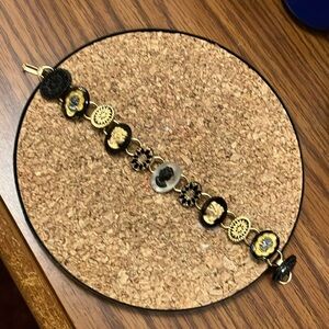 Ladies, beautiful Vintage cameo bracelet, came from an estate sale